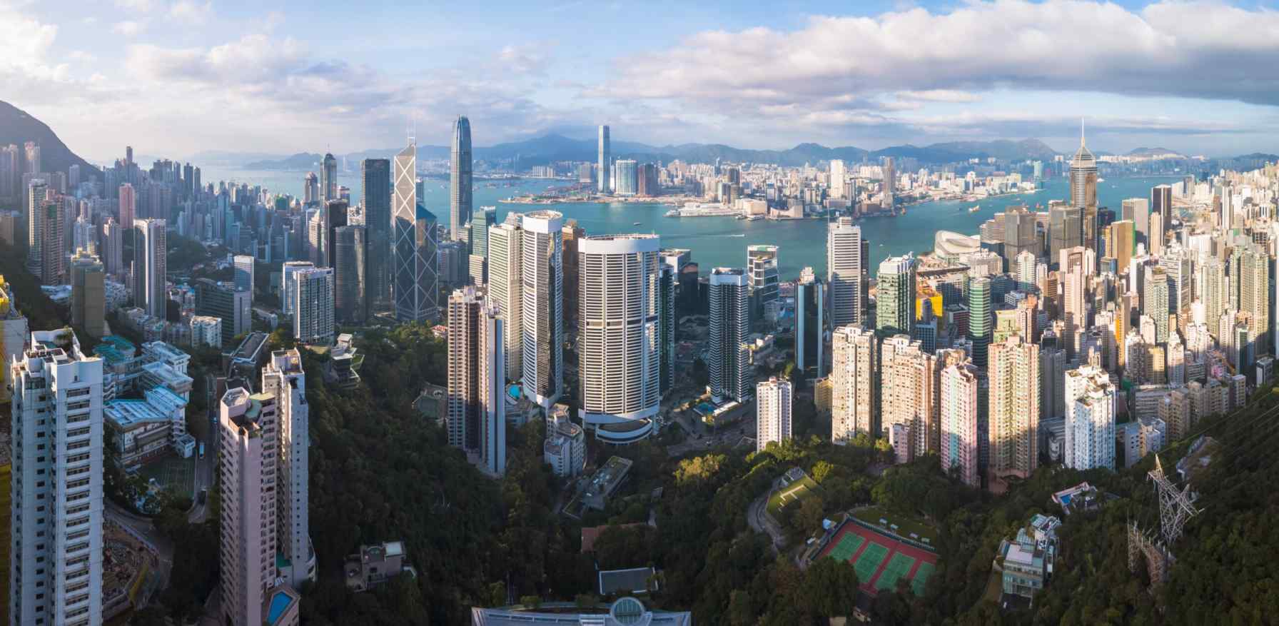 Blog 33 Panorama of a city skyline during the day.