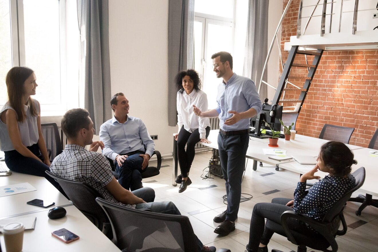 Blog 15 An HR department leader talks with his team about which Ceridian Integrations are right for his organization’s Google Workspace.